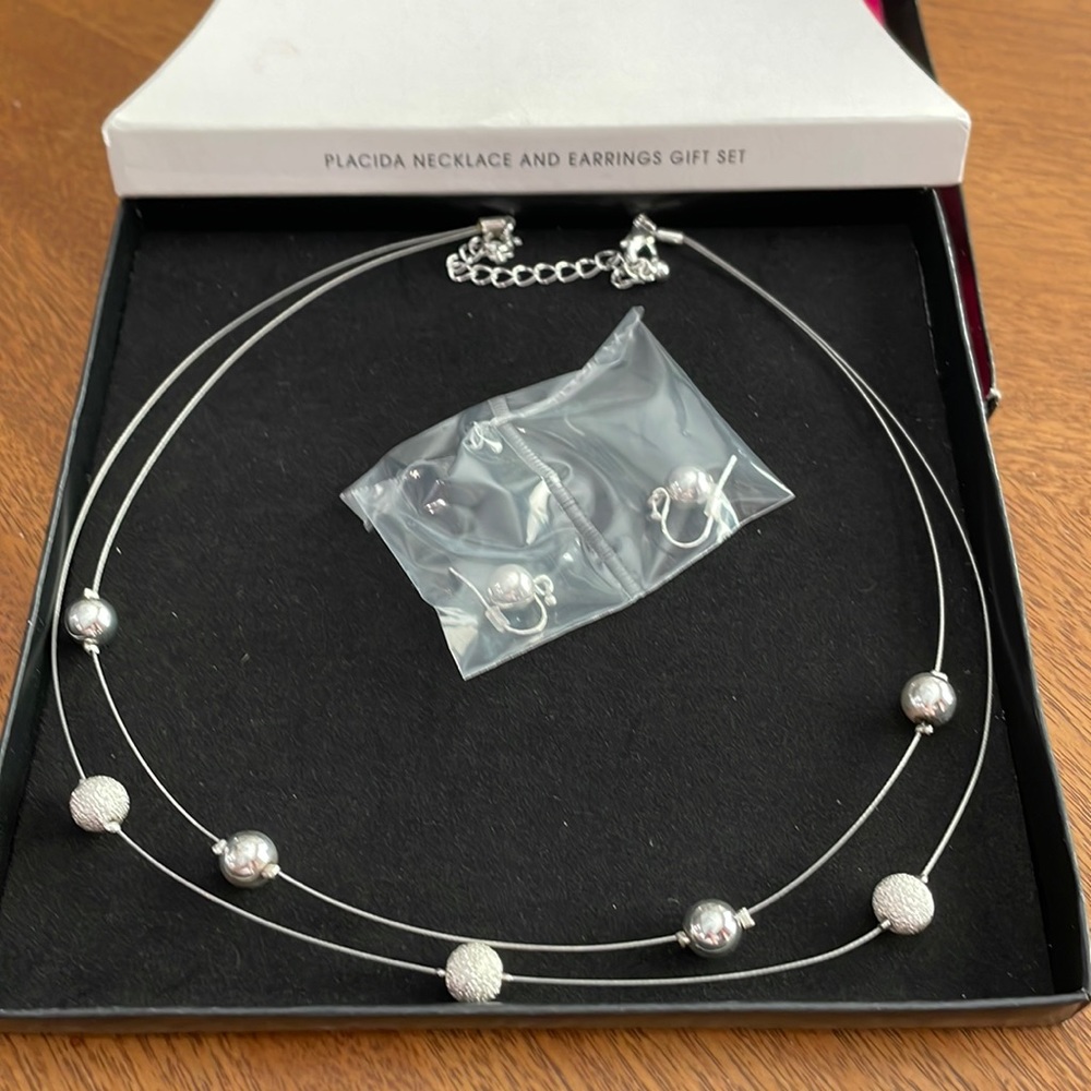 NIB Avon Placida Necklace and Earrings Gift Set